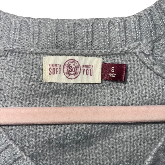 SO Gray V-Neck Sweater with Silver Metallic Thread S - Picture 4 of 6